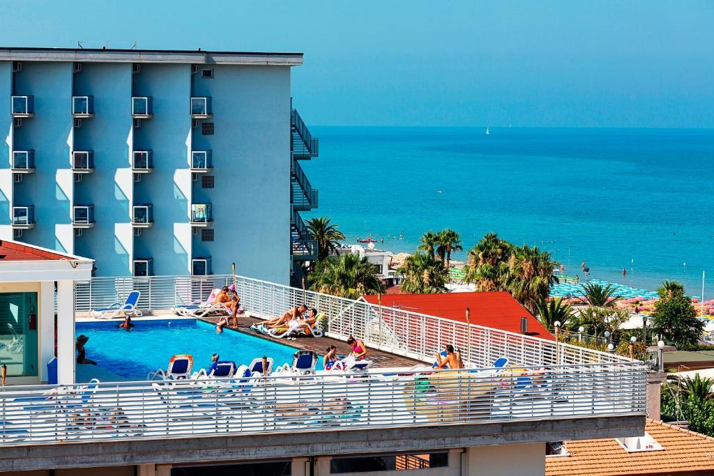 Medi Garden Hotel&Residence Alba Adriatica Exterior photo